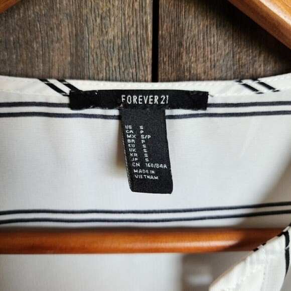 Forever 21 White & Black Striped Lace up Longsleeve Blouse Size Small Oversized - Picture 8 of 8